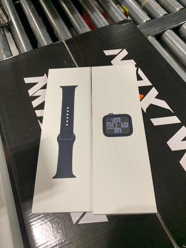 Photo 1 of Apple Watch SE (2nd Gen) [GPS 40mm] Smartwatch with Midnight Aluminium Case with Midnight Sport Band S/M. Fitness and Sleep Trackers