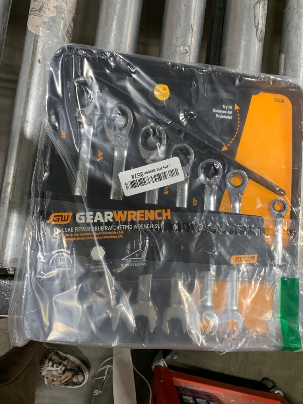 Photo 1 of GEARWRENCH 8 Piece 72-Tooth 12 Point Reversible Ratcheting Combination SAE Wrench Set | 9533N