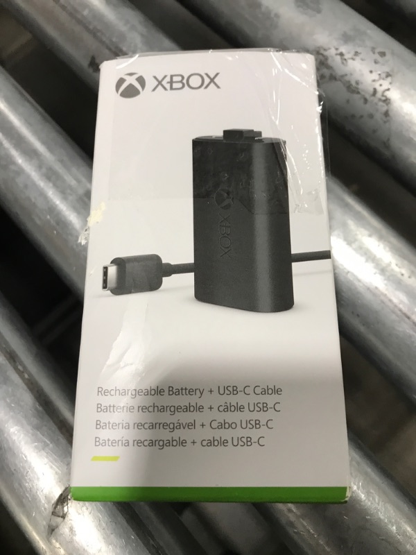 Photo 1 of Xbox Wireless Controller + Play and Charge Kit