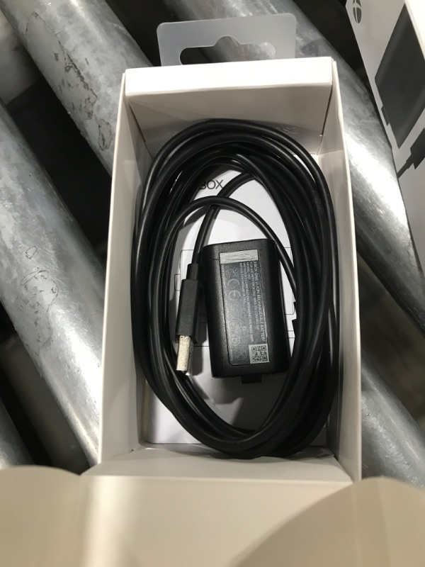 Photo 1 of Xbox Wireless Controller + Play and Charge Kit