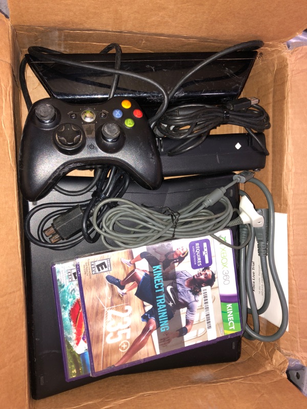 Photo 2 of Xbox 360 4GB with Kinect Nike+ Bundle 