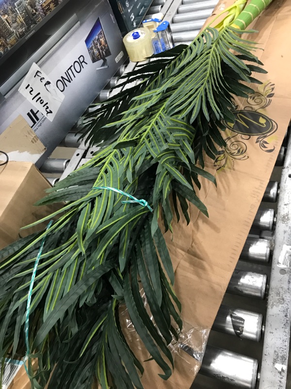 Photo 1 of 5 ft. Artificial Tree (unknown brand/type)