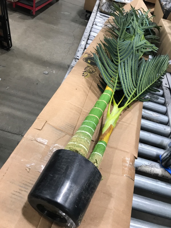 Photo 1 of 5 ft. Artificial Tree (unknown brand/type)