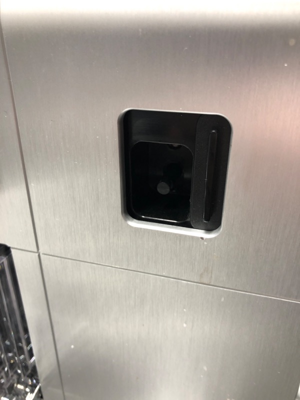 Photo 1 of Lattissima Pro is inspired by the quality of professional machines with a high level of simplicity. So simple to use - its advanced technology and intuitive touchscreen is presented in a sleek, pure and robust design with an aluminum finish. Enjoy incompa