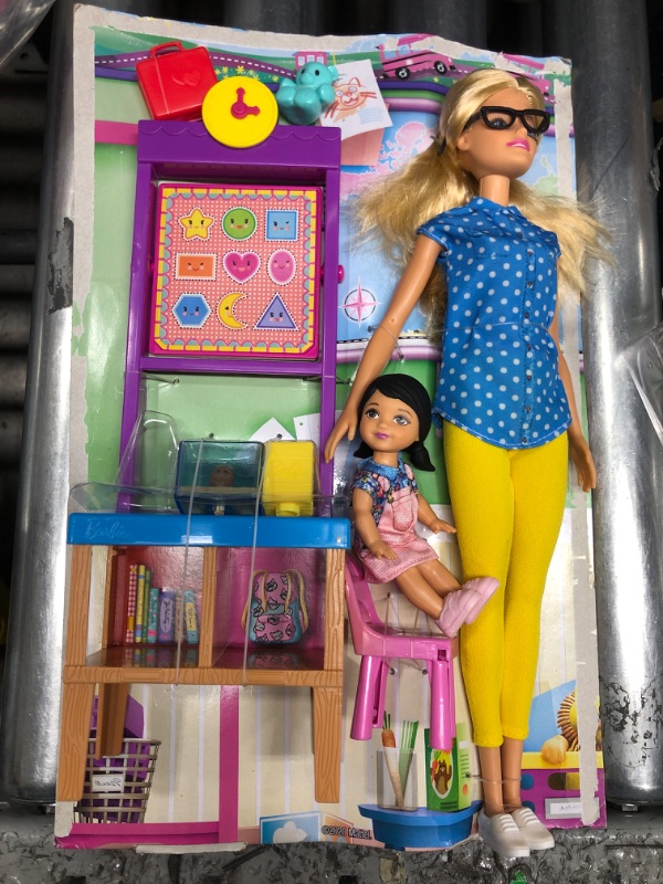 Photo 2 of *Missing Potted Plant Accessory* Teacher Barbie Doll with Flipping Blackboard Playset and School-Themed Toys [Amazon Exclusive]
