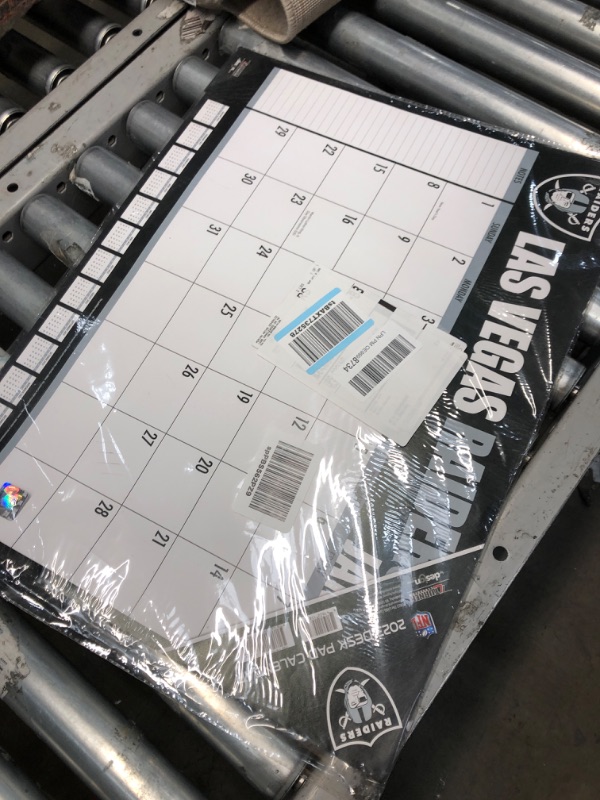 Photo 2 of TURNER SPORTS Las Vegas Raiders 2023 22X17 Desk Calendar (23998061547)