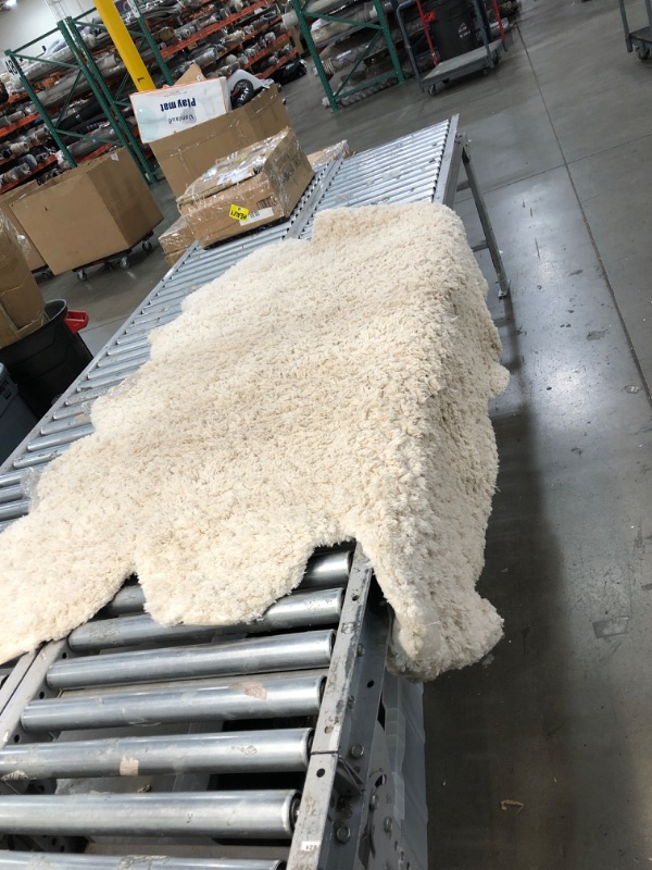 Photo 2 of (VERY USED & DIRTY)nuLOOM Sheepskin Sexto Pelt Shag Area Rug, 4' 9" x 6', Natural 4' 9" x 6' Natural