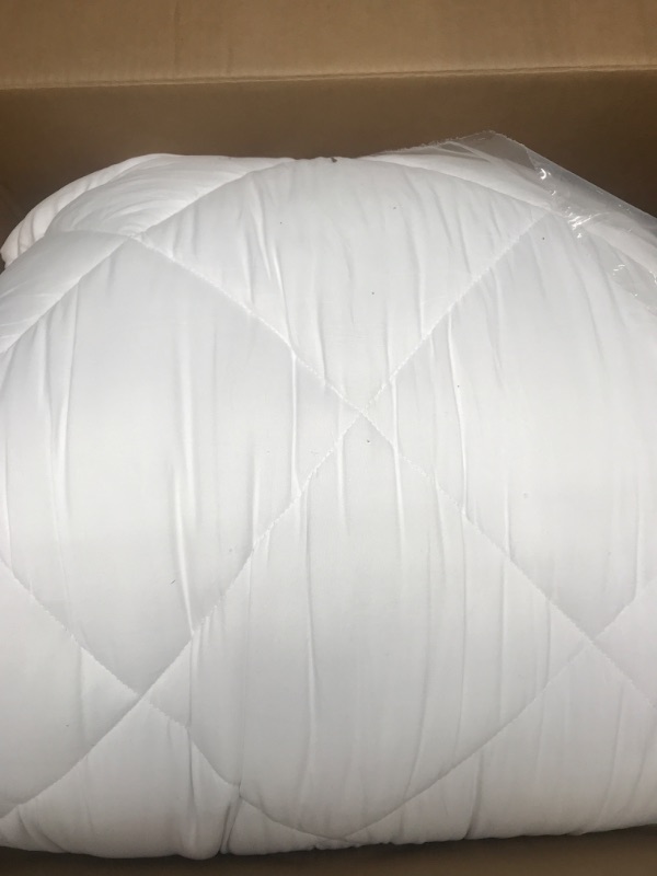 Photo 2 of  ULTRA COZY WHITE COMFORTER (SIZE UNKNOWN)