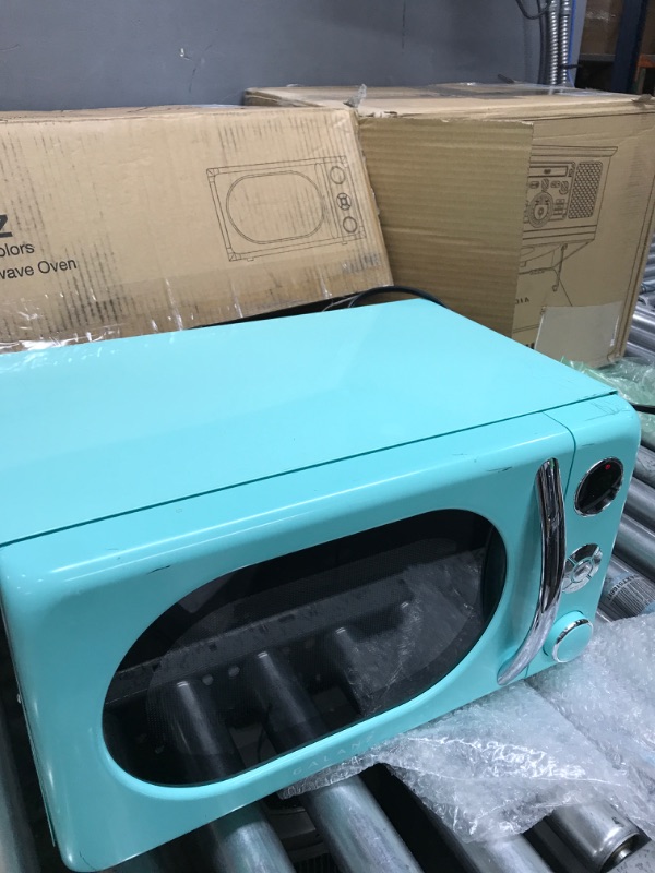 Photo 4 of ***TESTED/TURNS ON*** Galanz GLCMKA07GNR-07 Retro Microwave Oven, LED Lighting, Pull Handle Design, Child Lock, Surf Green, 0.7 cu ft Green .7 cu ft Classic