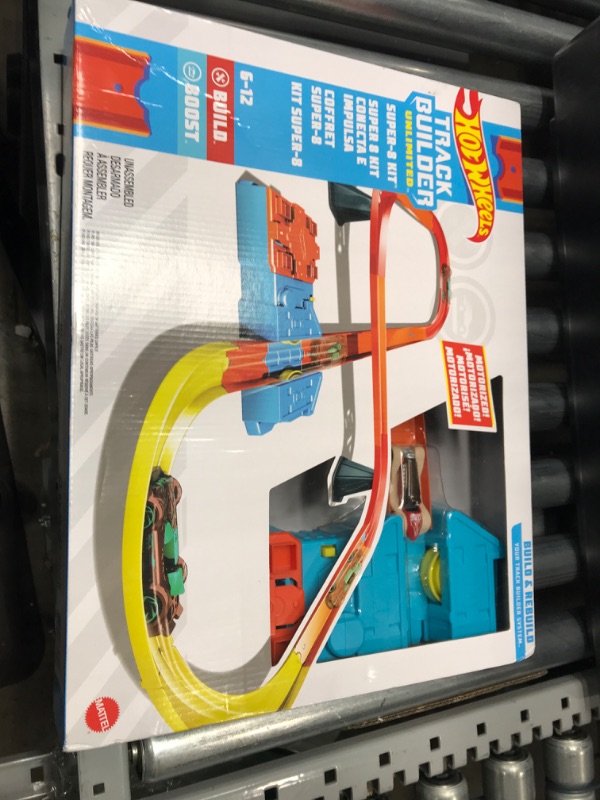 Photo 2 of Hot Wheels Track Builder Unlimited Super-8 Kit with a 1:64 scale vehicles 3 different configurations compatible with Hot Wheels id for ages 6 to 12 years old