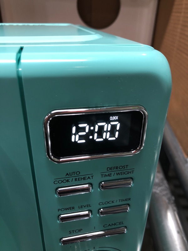 Photo 2 of ***TESTED/ TURNS ON BUT DOES NOT HEAT UP*** Galanz GLCMKA07GNR-07 Retro Microwave Oven, LED Lighting, Pull Handle Design, Child Lock, Surf Green, 0.7 cu ft
