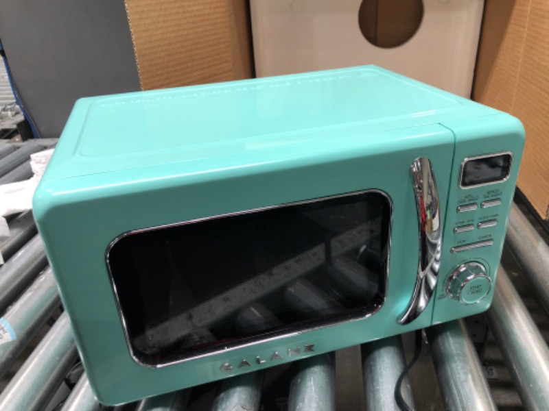 Photo 4 of ***TESTED/ TURNS ON*** Galanz GLCMKA07GNR-07 Retro Microwave Oven, LED Lighting, Pull Handle Design, Child Lock, Surf Green, 0.7 cu ft
