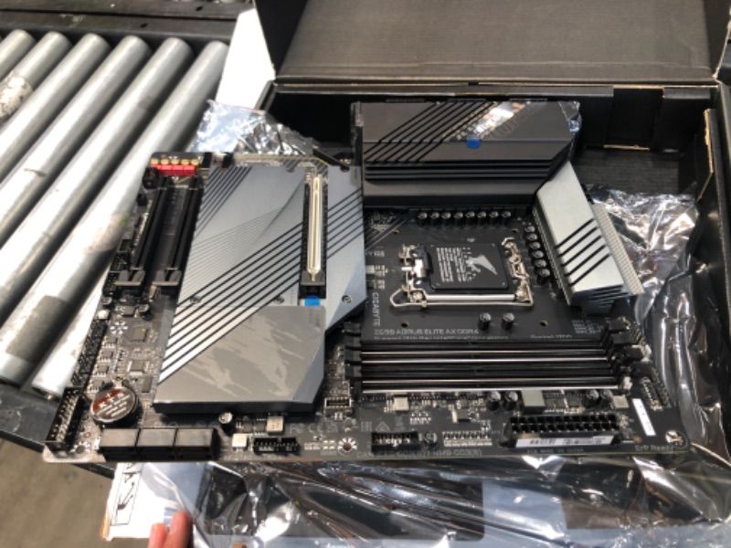 Photo 2 of GIGABYTE Z690 AORUS Elite AX DDR4