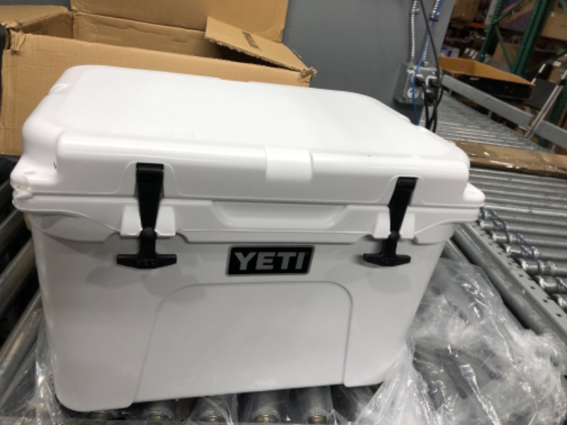 Photo 5 of **MINOR CRACK ON FRONT LEFT CORNER**
YETI Tundra 35 Cooler White