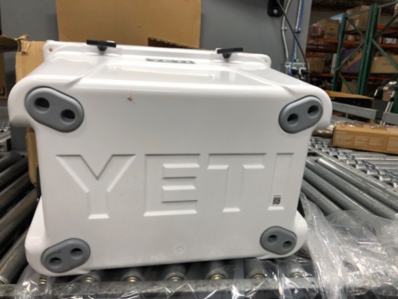 Photo 6 of **MINOR CRACK ON FRONT LEFT CORNER**
YETI Tundra 35 Cooler White