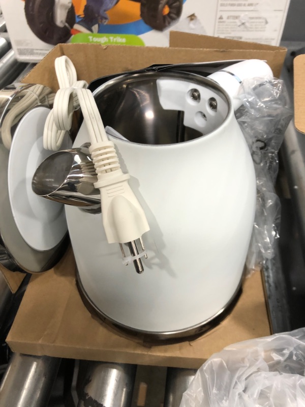 Photo 4 of OVENTE Victoria Collection Electric Kettle