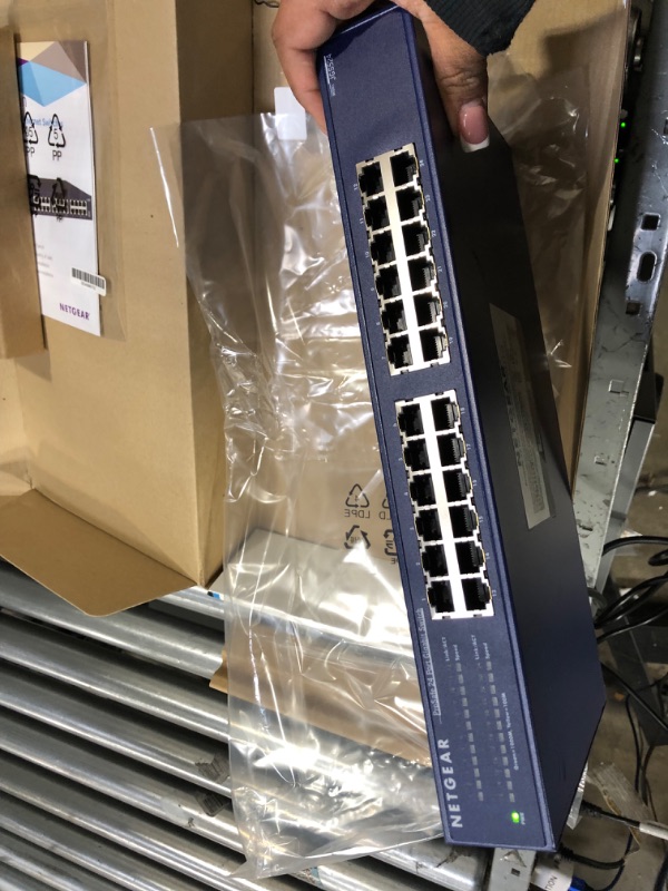 Photo 3 of NETGEAR ProSafe JGS524 24-port 10/100/1000Base-T Rackmountable gigabit Switch (Retail ) JGS524NA