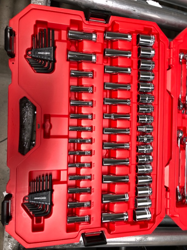 Photo 3 of **missing pieces*(*
CRAFTSMAN Mechanics Tool Set, SAE / Metric, 135-Piece (CMMT12024) SAE/MM 135 piece Tool Set