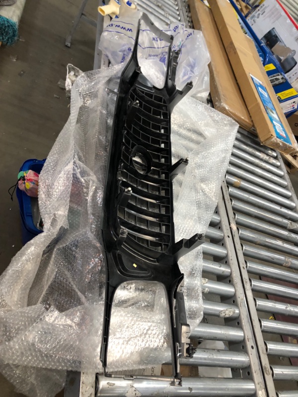 Photo 2 of DAMAGED OE Replacement Toyota Tacoma Grille Assembly (Partslink Number TO1200249)
**BROKEN PIECE SHOWN IN PHOTOS**