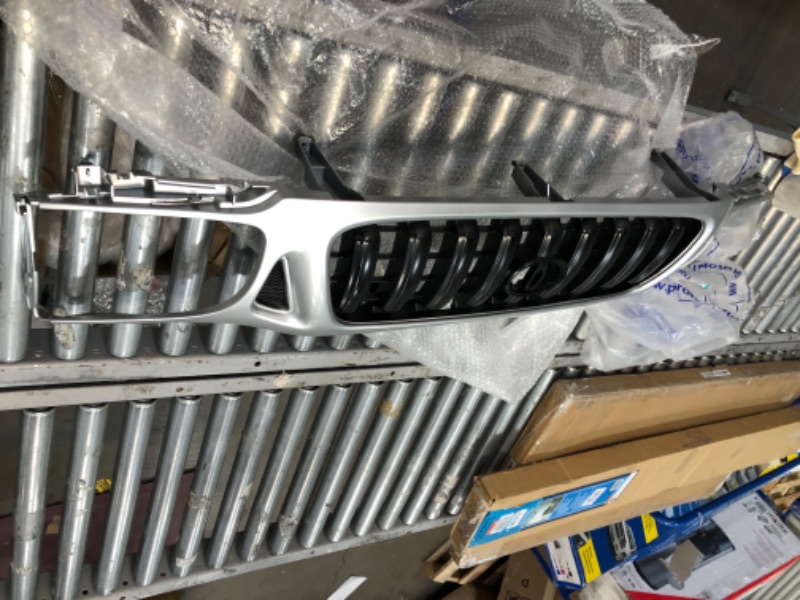 Photo 4 of DAMAGED OE Replacement Toyota Tacoma Grille Assembly (Partslink Number TO1200249)
**BROKEN PIECE SHOWN IN PHOTOS**