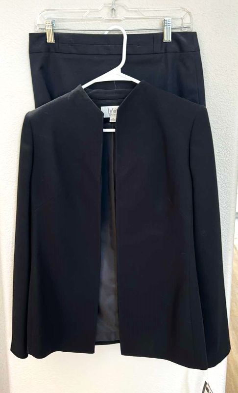 Photo 1 of NEW WOMENS CLOTHING - "LE SUIT" SIZE 6