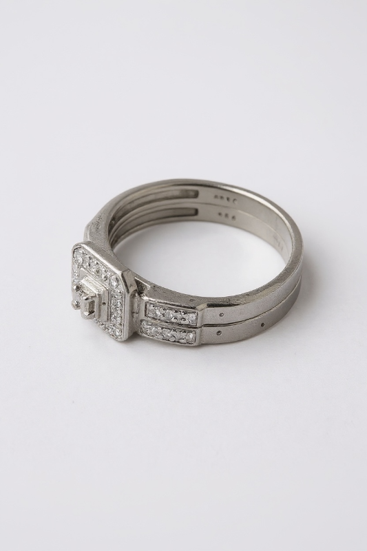 Photo 1 of 10K WHITE GOLD 0.50ctw DIAMOND 2.9G RING SIZE 4 3/4  #51