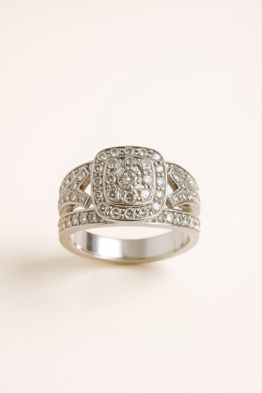 Photo 1 of 10K WHITE GOLD 2ctw DIAMOND RING 7.5G SIZE 7 1/2 #50