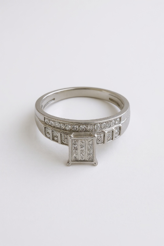 Photo 1 of 10K WHITE GOLD 1cwt DIAMONDS 3.4G RING SIZE 6 #40