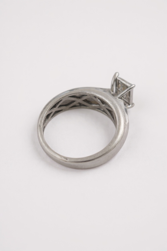 Photo 1 of 10K WHITE GOLD 1cwt DIAMONDS 3.4G RING SIZE 6 #40