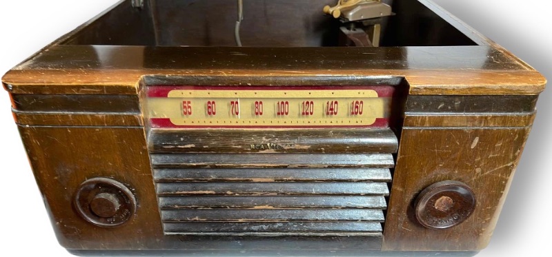 Photo 3 of VINTAGE RCA VICTOR VICTROLA MODEL 65U TUBE RADIO PHONOGRAPH COMBO 
* POWERS ON BUT UNTESTED ON OTHER FUNCTIONS 