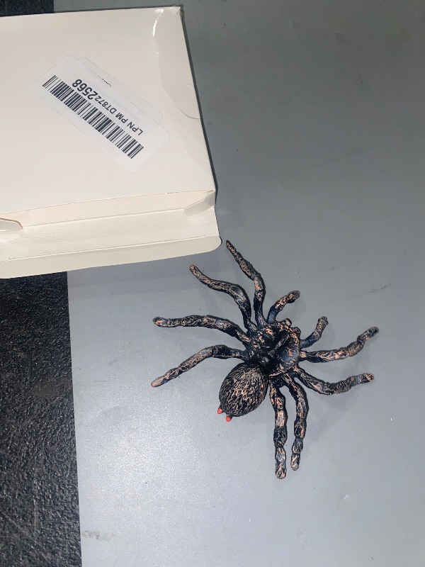 Photo 1 of Uelfbaby Fake Spider, Spider Action Model Lifelike Insect Toy Figures, Halloween Prank Props Party Supplies