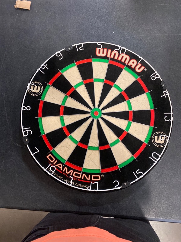 Photo 2 of WINMAU Blade 6 Triple Core Carbon Professional Bristle Dartboard