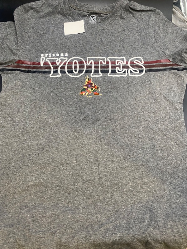 Photo 1 of Medium NHL Arizona Coyotes Women Round Neck Shirt