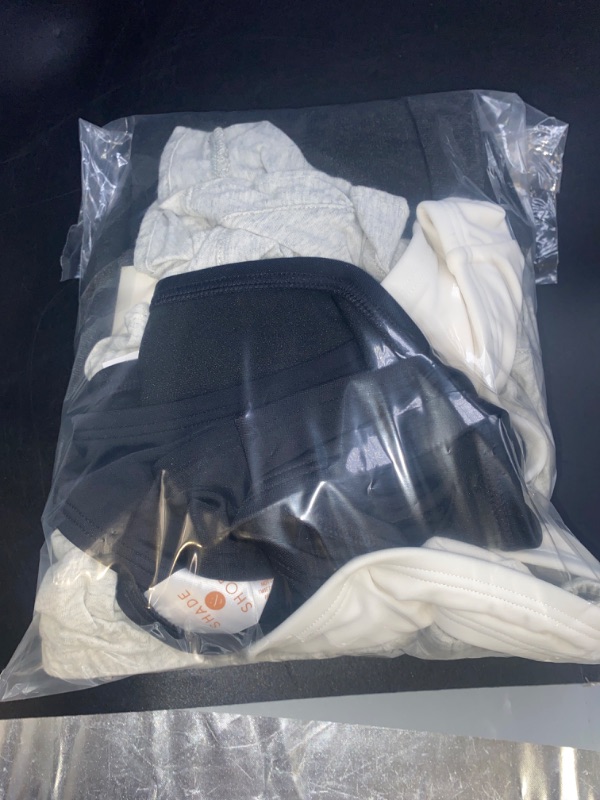 Photo 1 of LOT OF 4 PCS OF MEDIUM SIZE CLOTHING FOR WOMEN 