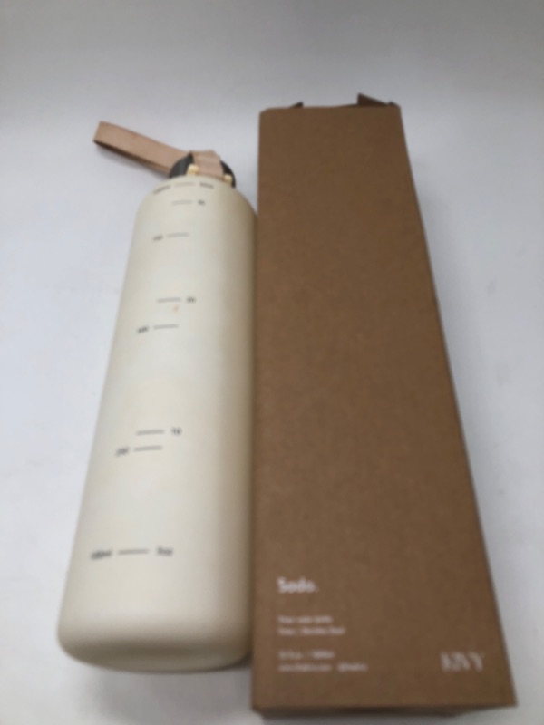 Photo 2 of KIVY Slim Water Bottle 32oz ***COLOR CREAM WHITE***