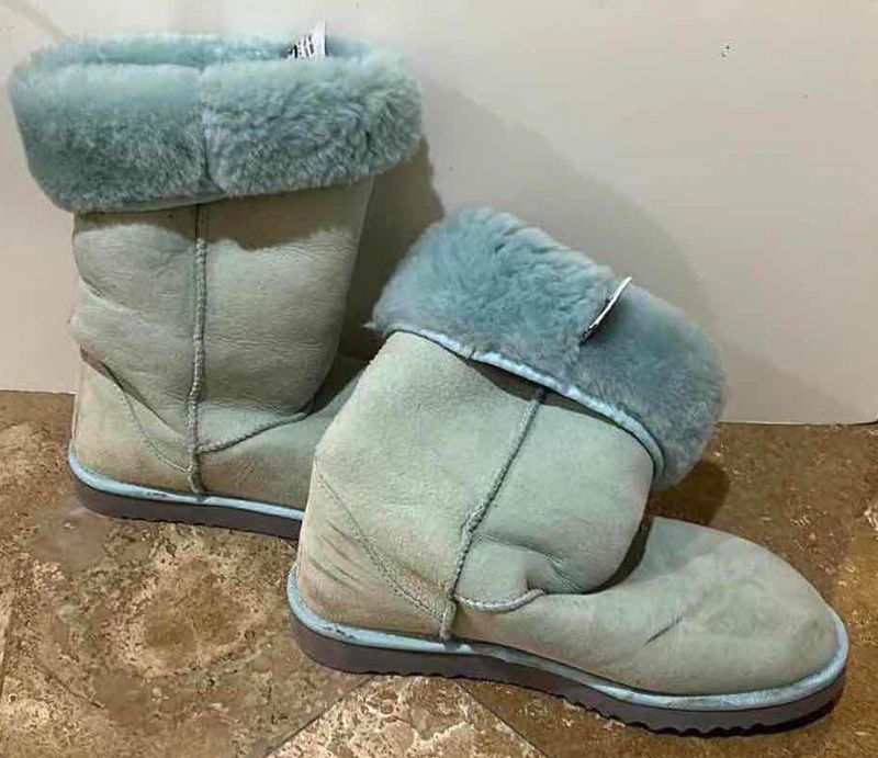 Photo 1 of UGG BOOTS SIZE 9 W