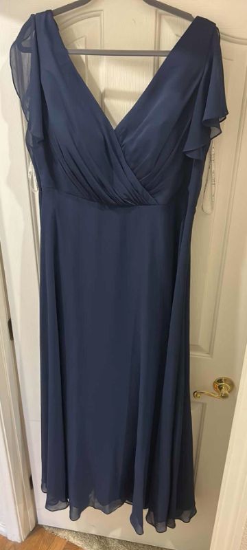 Photo 2 of WOMENS FORMAL FLOOR LENGTH GOWN SIZE 18