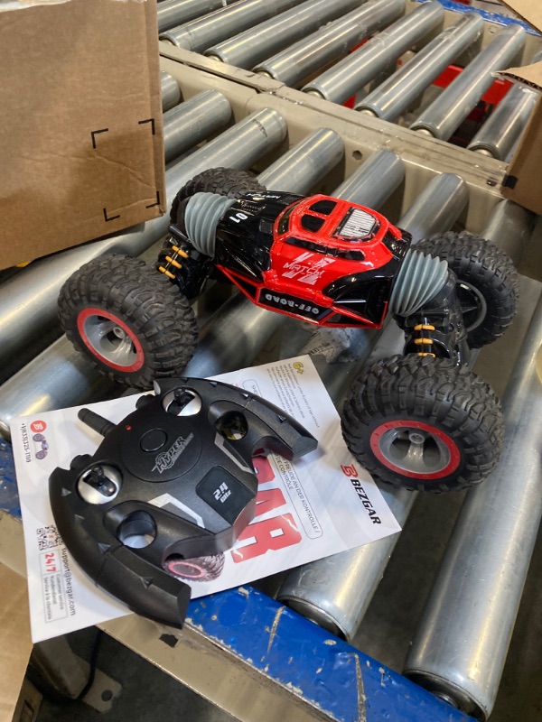 Photo 3 of ***MISSING CHAGER AND BATTERY*****BEZGAR 1:14 Scale 4WD RC Crawler Truck - 15 Km/h All Terrain Electric Toy Car with Rechargeable Battery for Kids, Teens and Adults Red