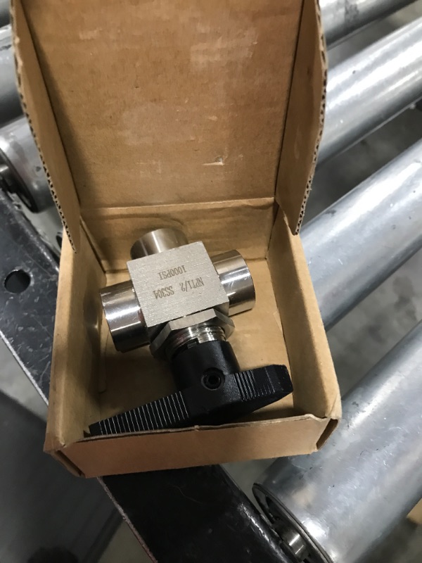 Photo 1 of 3 Way Ball Valve 1/2" NPT Reduce port 7mm Stainless Steel L Port NPT Instrument Fitting (1/2") 