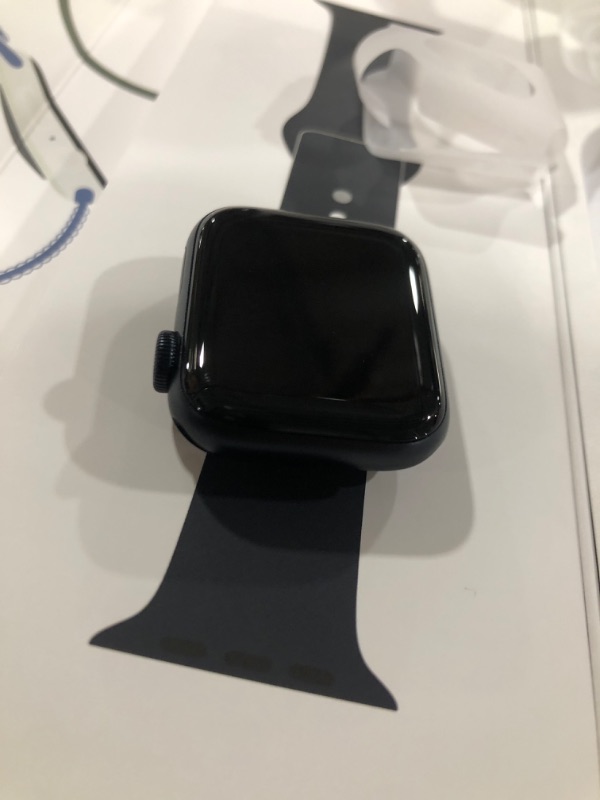 Photo 4 of Apple Watch SE GPS (2023, 2nd Generation) 40mm Midnight Aluminum Case with Midnight Sport Band - S/M
