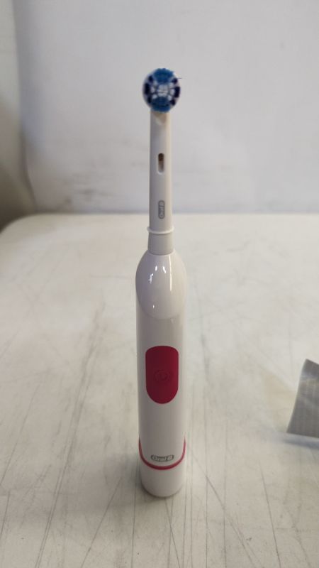 Photo 2 of Oral-B 3D White Brilliance Whitening Battery Power Electric Toothbrush, White NEW! 3D White Brilliance