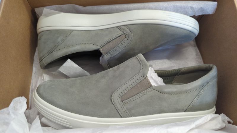 Photo 2 of ECCO Men's Soft Classic Slip on Sneaker Size 10.5