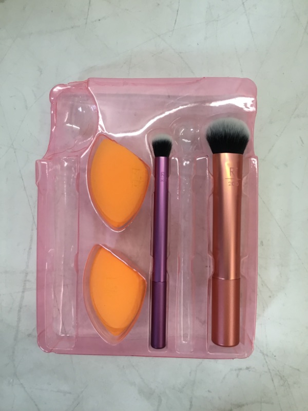 Photo 2 of Real Techniques Makeup Brush Set with 2 Sponge Blenders, Multiuse Brushes, For Eyeshadow, Foundation, Blush, Highlighter, and Concealer, 6 Piece Makeup Brush Set
