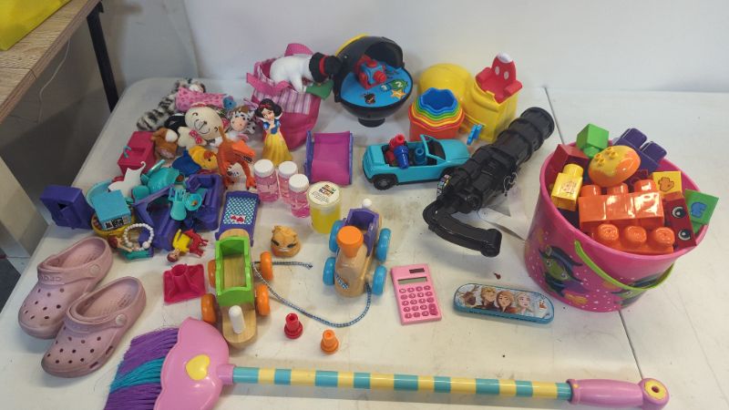 Photo 2 of Miscellaneous Kids toys Lot