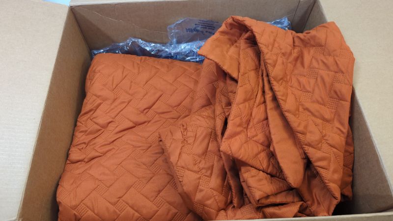 Photo 4 of Bedsure King Size Quilt Set - Lightweight Summer Quilt King - Burnt Orange Bedspreads King Size - Bedding Coverlets for All Seasons (Includes 1 Quilt, 2 Shams)
