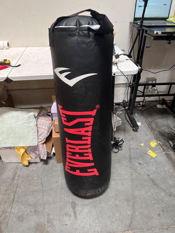 Photo 2 of Everlast Nevatear 100lb Heavy Bag