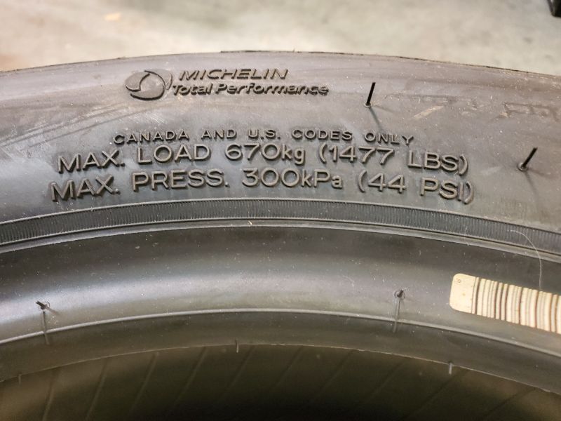 Photo 4 of MICHELIN 215/55R17 TIRE SET