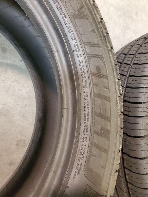 Photo 6 of MICHELIN 215/55R17 TIRE SET