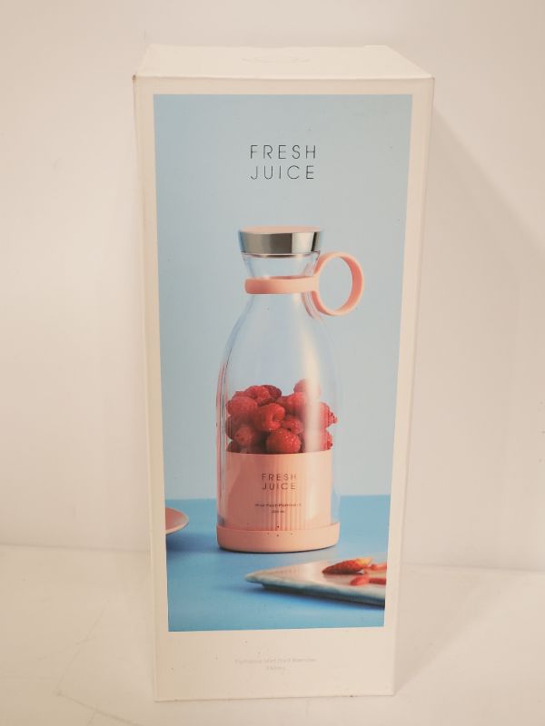 Photo 5 of Fresh Juice Personal Size Blender, Portable Blender, Battery Powered USB Blender (White)