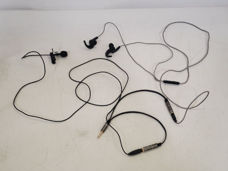 Photo 5 of RODE Lavalier Microphone for Wireless GO Systems and earbud set for Wireless GO Systems - (Black)